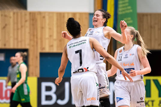 Luleås Maggie Lucas och Chioma Nnamaka jublar