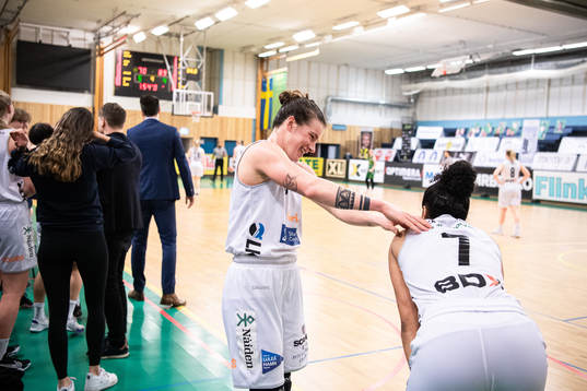 Luleås Maggie Lucas och Chioma Nnamaka jublar