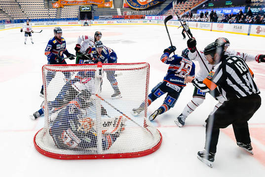 Örebros Linus Öberg får en puck i mål bakom Växjös