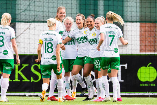 Hammarbys Hanna Folkesson (m) gör 1-0 och gratuleras av