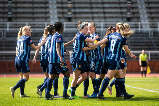 Djurgårdens Hayley Dowd jublar med lagkamrater