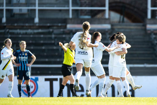 s Honoka Hayashi jublar med lagkamrater