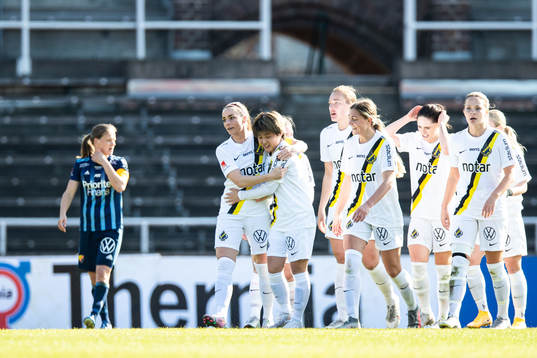 s Honoka Hayashi jublar med lagkamrater