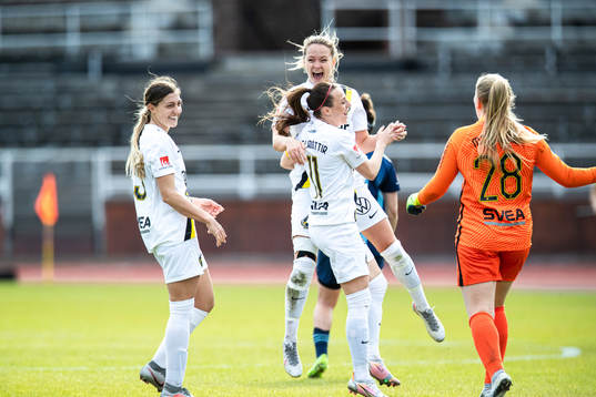 s Hallbera Gisladottir jublar med lagkamrater