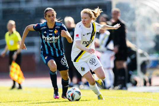 s Caroline Murray jagas av Djurgårdens Daniela Zamora