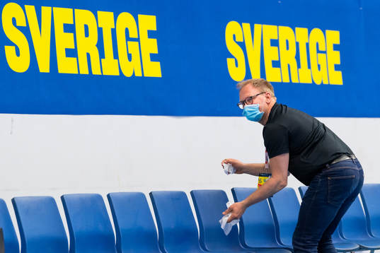 En funktionär torkar av avbytarbänken i halvtidspausen