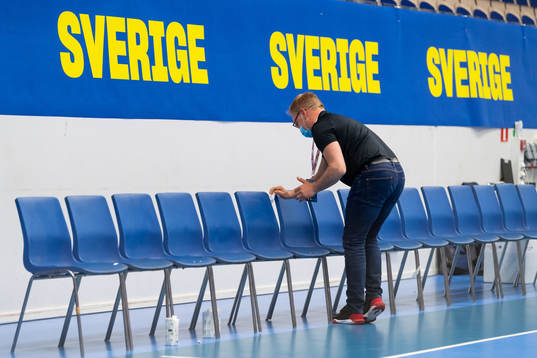En funktionär torkar av avbytarbänken i halvtidspausen