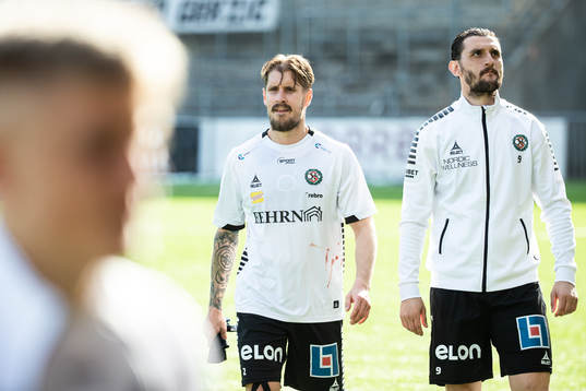 Örebros Daniel Björnkvist och Agon Mehmeti deppar