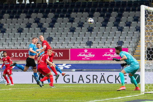 Halmstads Mikael Boman nickar i ribban