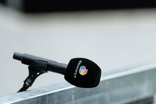 Mikrofon med Discovery+ före fotbollsmatchen i Allsvenskan