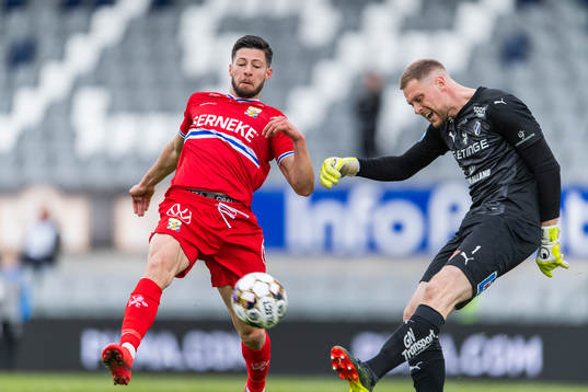 IFK Göteborgs Kevin Yakob och Halmstads målvakt Malkolm