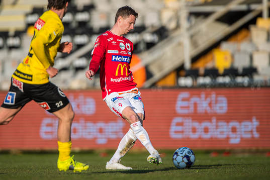 Degerfors Johan Bertilsson och Mjällbys Jesper Gustavsson