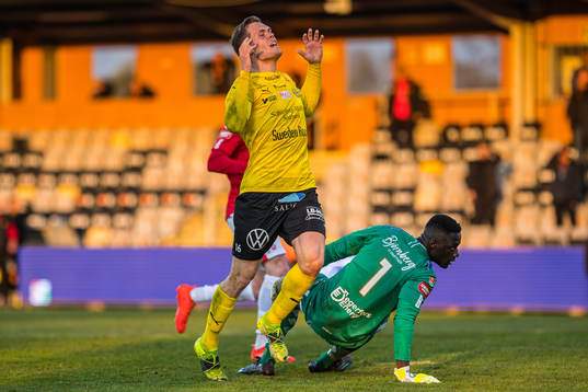 Mjällbys Jacob Bergström  reagerar