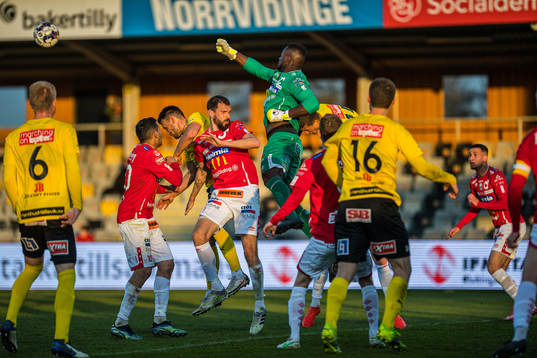 Degerfors målvakt Ismael Diawara framför mål