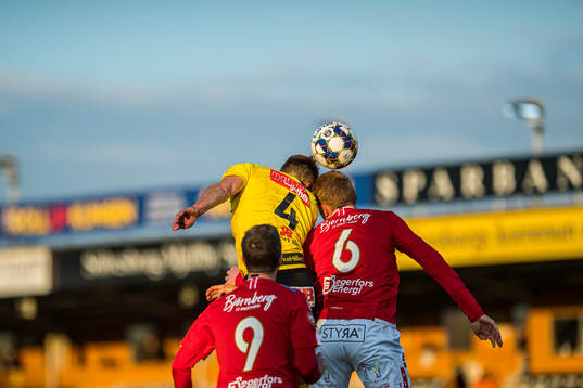 Mjällbys Max Watson  och Degerfors Nicklas Maripuu, Johan