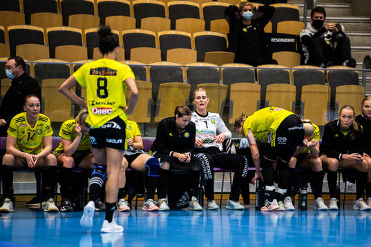 Sävehofs målvakt Sofie Börjesson deppar med lagkamrater