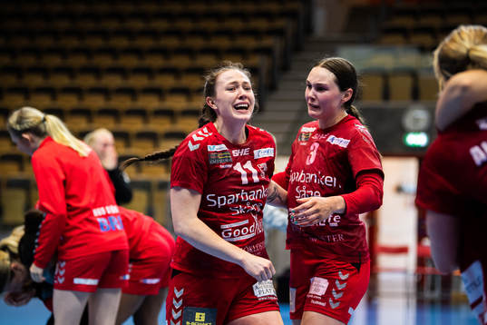 Höörs Amelia Lundbäck och Alma Skretting jublar