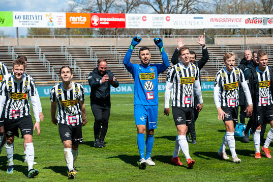 Landskronas Alexander Tkacz och målvakt Amr Kaddoura jublar
