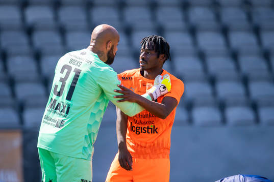 AFC Eskilstunas målvakt Joshua Wicks försöker lunga ner