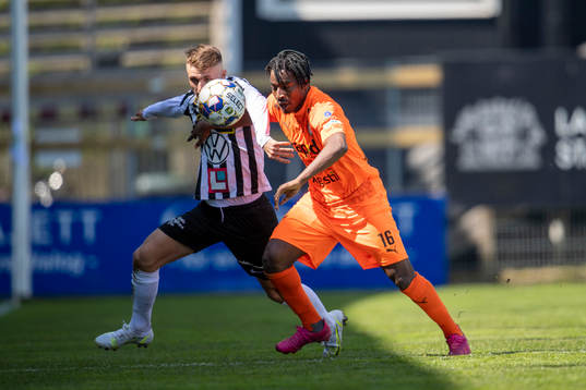 Landskronas Hampus Ferhm och AFC Eskilstunas York Rafael