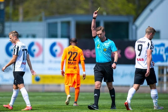 Landskronas Linus Olsson varans av domaren Fredrik Hansson