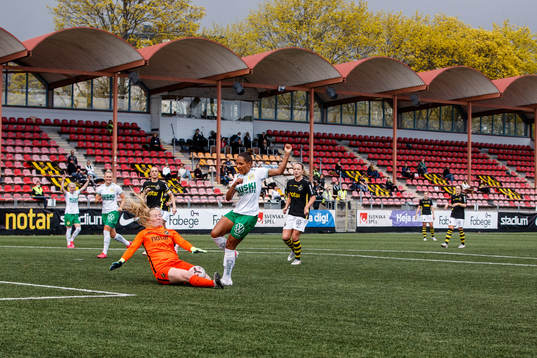 s målvakt Milla-Maj Majasaari och Hammarbys Madelen Janogy