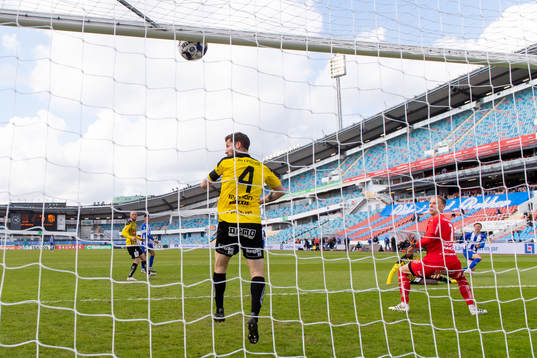 Bollen går i ribban bakom Häckens målvakt Pontus