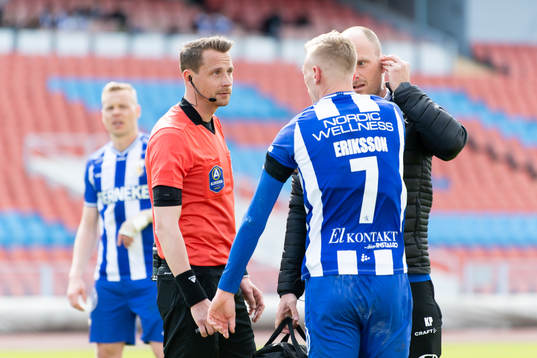 Domare Andreas Ekberg pratar med IFK Göteborgs Sebastian