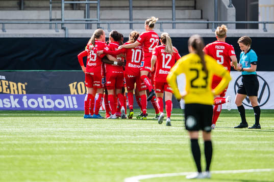 Linköpings Uchenna Grace Kanu jublar med lagkamrater