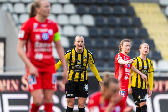 Häckens Stina Blackstenius reagerar