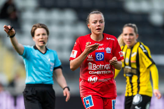 Linköpings Olga Ahtinen blöder näsblod