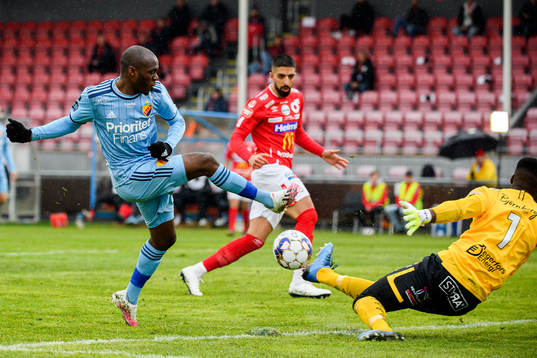 Djurgårdens Edward Chilufya och Degerfors målvakt Ismael