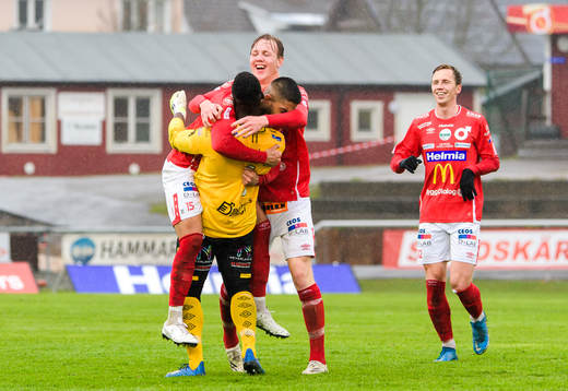 Degerfors Sean Sabetkar, målvakt Ismael Diawara och Adam