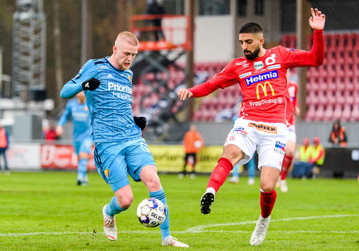 Djurgårdens Kalle Holmberg och Degerfors Sean Sabetkar