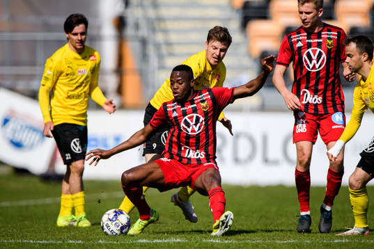 Östersunds Patrick Kpozo och Mjällbys Joel Nilsson