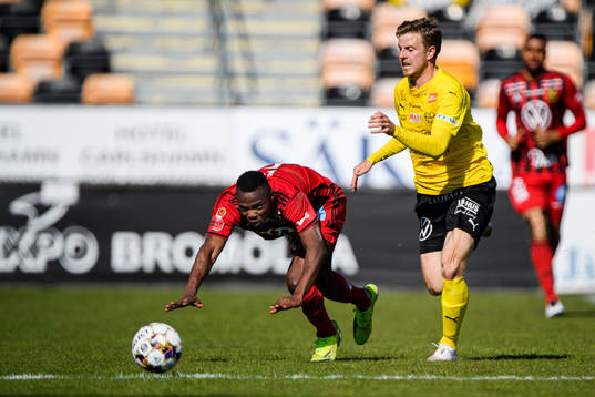 Östersunds Patrick Kpozo och Mjällbys Joel Nilsson