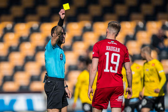 Östersunds Eirik Haugan  får gult kort