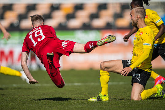 Östersunds Eirik Haugan faller över Mjällbys Viktor