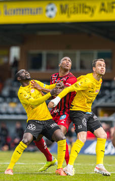 Mjällbys Enock Kofi Adu och Andreas Blomqvist