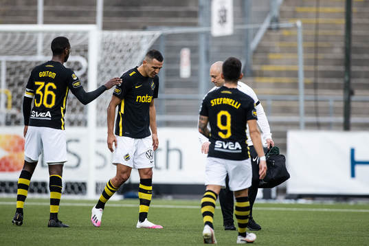 s Nabil Bahoui lämnar planen skadad