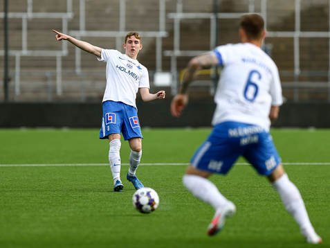 IFK Norrköpings Isak Bergmann Johannesson dirigerar