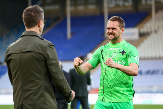IFK Norrköpings målvakt Oscar Jansson jublar och möter