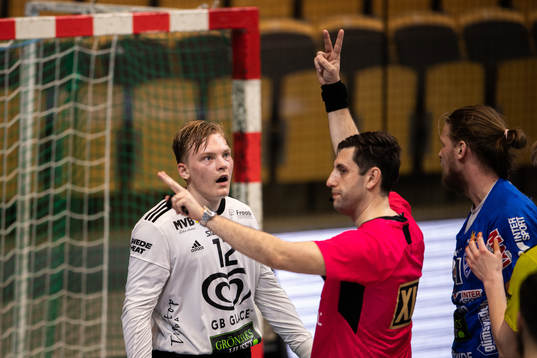 Sävehofs målvakt Simon Möller tilldelas en utvisning