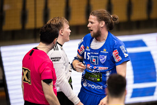 Sävehofs målvakt Simon Möller i samtal med Skövdes Dan
