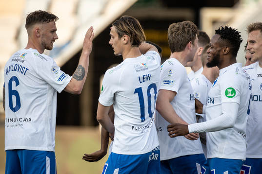 IFK Norrköpings Samuel Adegbenro (h) jublar med lagkamrater