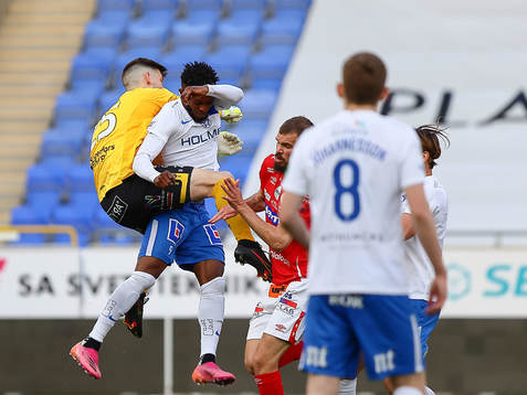 Degerfors Jeffrey Gal och IFK Norrköpings Samuel Adegbenro