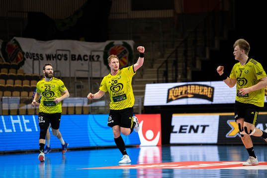 Sävehofs Jonathan Edvardsson jublar med lagkamrater
