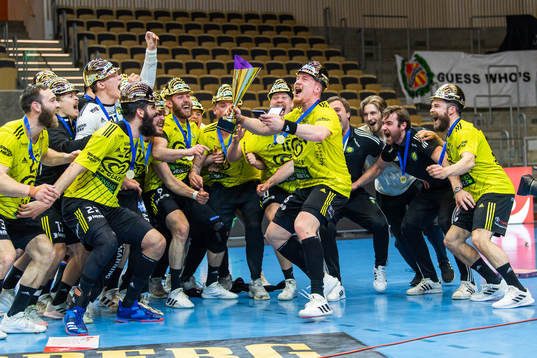 Sävehofs Jonathan Edvardsson jublar med pokalen