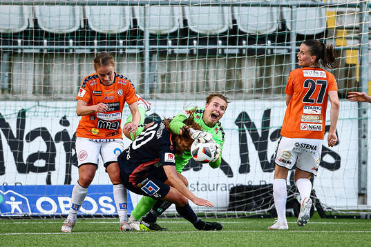 Linköpings Emma Lennartsson och Kristianstads målvakt