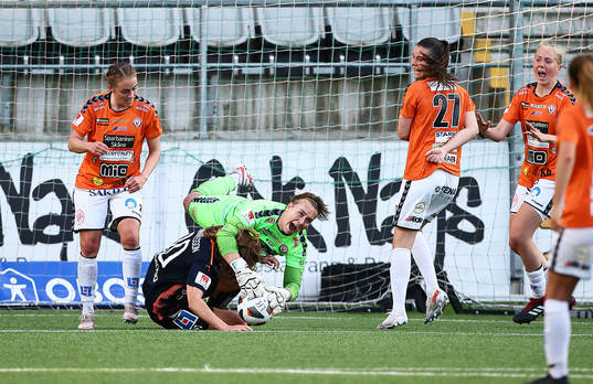 Linköpings Emma Lennartsson och Kristianstads målvakt